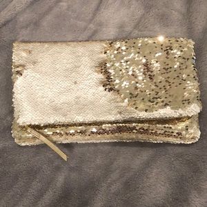 Stella & Dot Bags - Stella & Dot gold sequin clutch Stella & Dot Bags - Stella & Dot gold sequin clutch